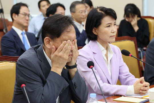 방송통신위원장 직무대행 중인 김태규(왼쪽) 방통위 부위원장이 지난 8월14일 오후 국회에서 더불어민주당 주도로 과학기술정보방송통신위원회가 개최한 이른바 '불법적 방송문화진흥회 이사 선임 등 방송장악 관련' 2차 청문회에서 의원들의 발언을 듣던 중 얼굴을 만지고 있다. 2차 청문회는 그 이튿날(15일) 새벽 2시30분까지 강행됐다. 오른쪽은 민주당 주도로 탄핵소추돼 직무 정지 상태임에도 증인 요구를 받아 출석한 이진숙 방송통신위원장.<연합뉴스 사진>